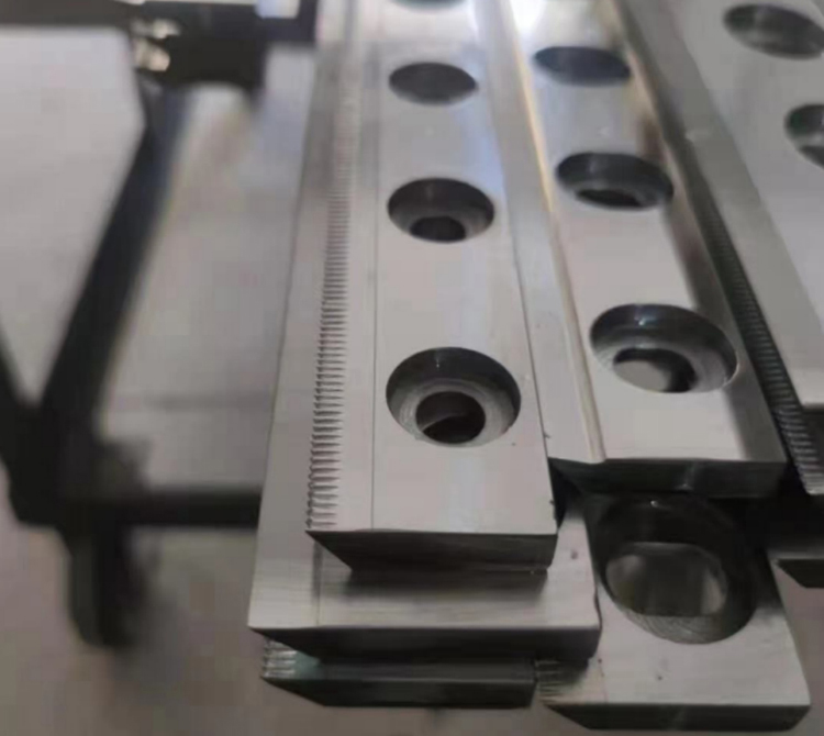 刀口鑲鋼刀(dāo)